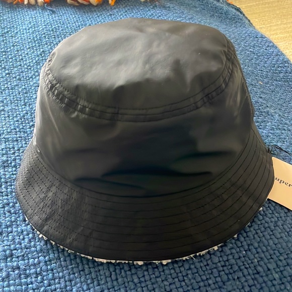 NWT Superdown Reversible Sherpa Bucket Hat – OS - Picture 2 of 5
